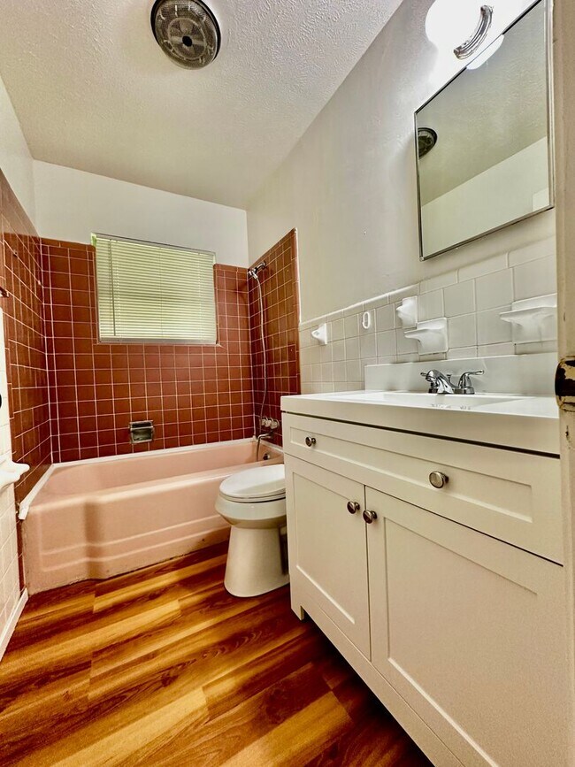 Building Photo - Fresh 2 Bedroom Home