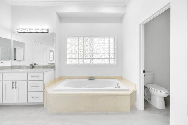 Building Photo - 1524 Glenlake Cir