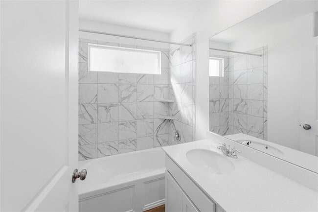 Building Photo - 627 Waterway Ave