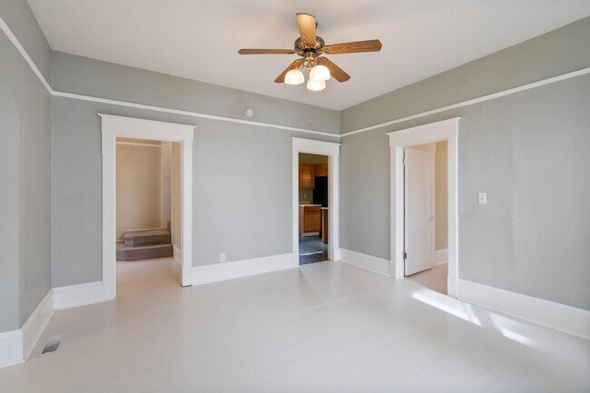 Building Photo - Spacious, light-filled 3-bdrm/2-bath vinta...