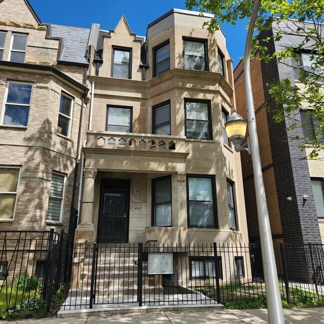 Primary Photo - 4347 S Vincennes Ave