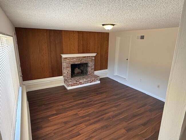 Building Photo - 3-Bedroom Rodeo Home with Brand New Kitchen!