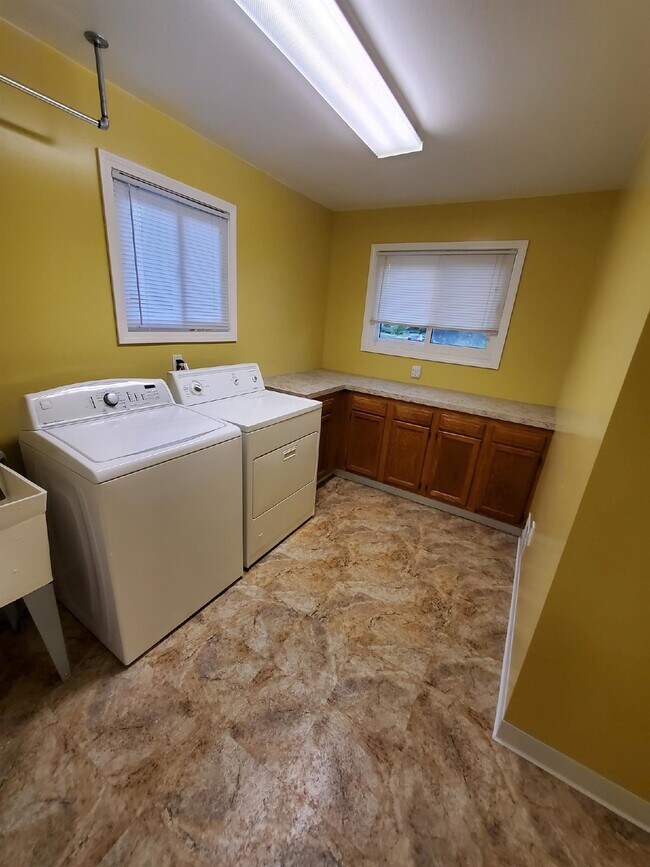 Building Photo - Spacious 2 Bedroom House Updated with Remo...