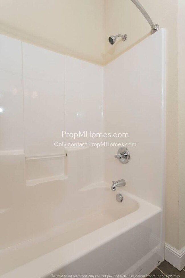 Building Photo - Luxury Two Bedroom Townhouse in NE!