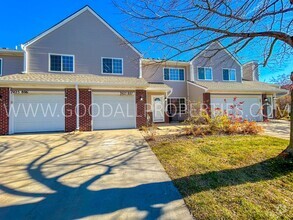 Building Photo - 2 Bedroom 1.5 Bathroom Townhome in West De...