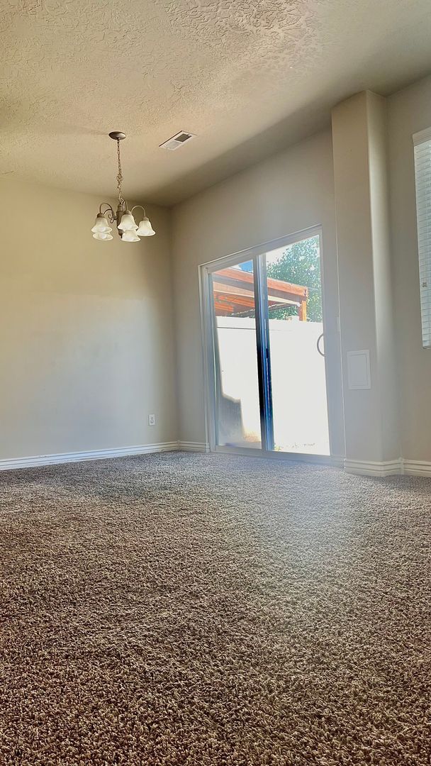 Building Photo - 3 Bedroom/2.5 Bathroom townhome in WVC