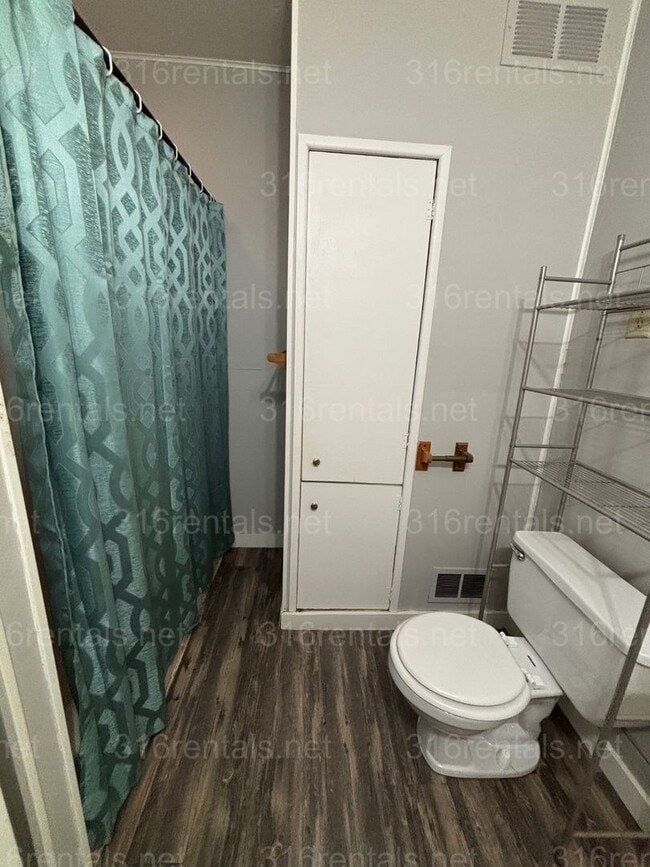Building Photo - Two bed one bath available now!