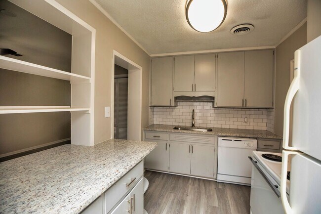 Building Photo - ** 3 bed 2 bath located in Forrest Hills ** Call 334-366-9198 to schedule a self showing ½ off th...