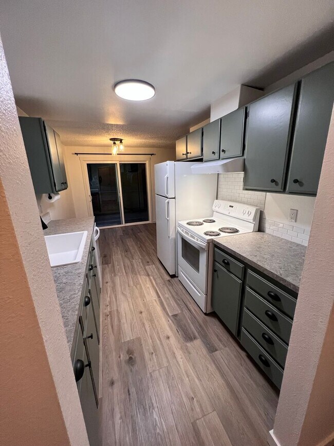 Building Photo - Duplex Must See Stunning Updated 2BR/1BA/1 car garage Avail. June 5th