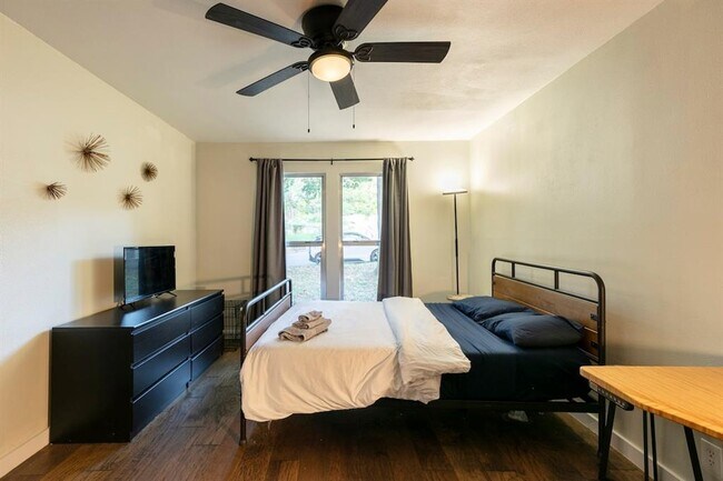 Building Photo - 1707 Deerfield Dr