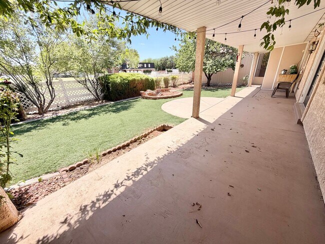 Building Photo - Beautiful Bloomington Area Home