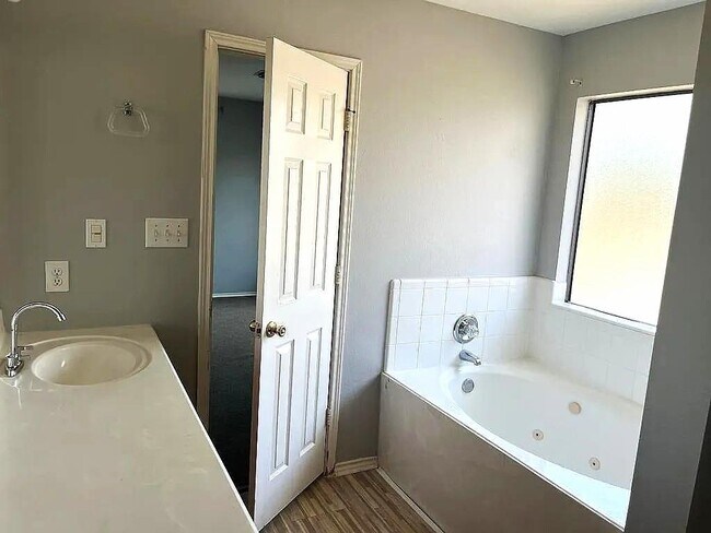 Building Photo - 5926 Clerkenwell Dr
