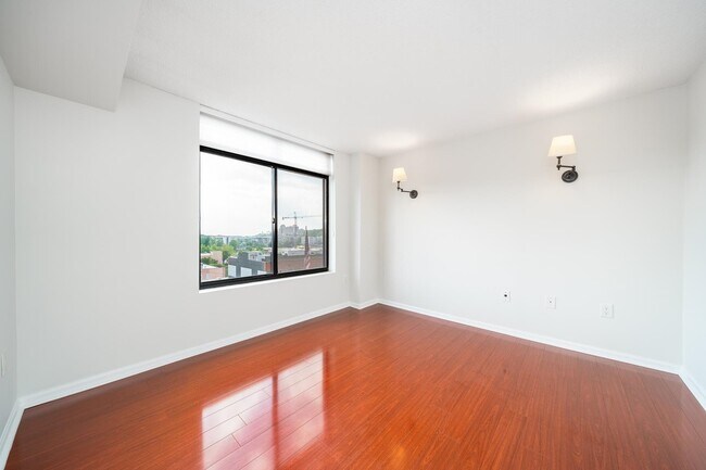 Building Photo - 700 1st St