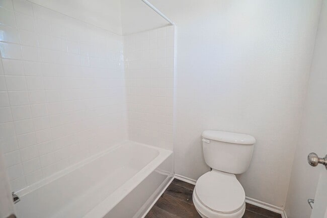 Building Photo - Charming 3-Bedroom Home with a Big Backyar...