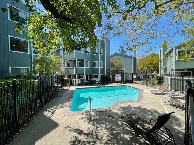 Building Photo - 2 Bed 1.5 Bath Townhome In Martinez