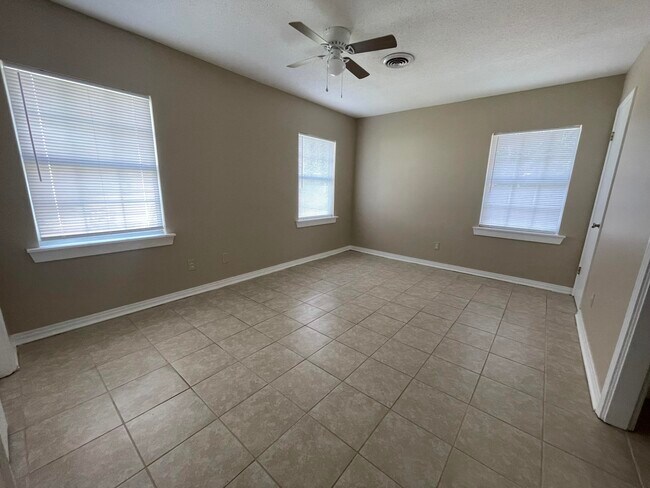 Building Photo - 121 Willard Rd NW