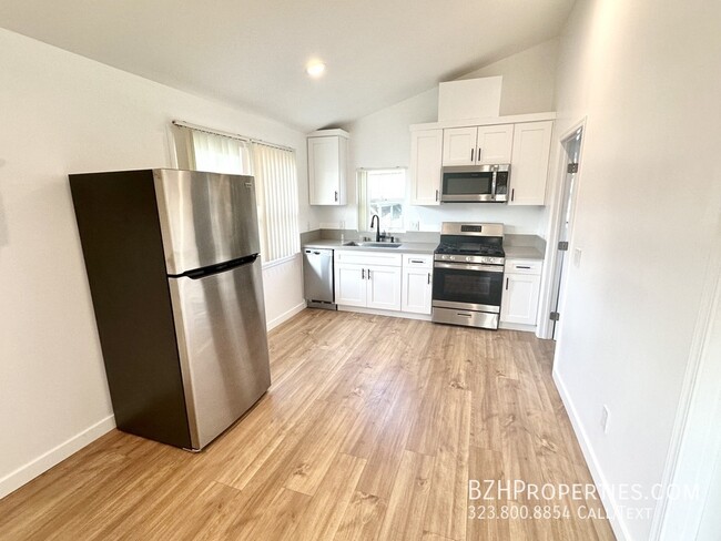 Building Photo - Light-Filled Renovated 2Bed 1Bath In Prime...