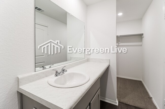 Building Photo - 42 10 Point Ln