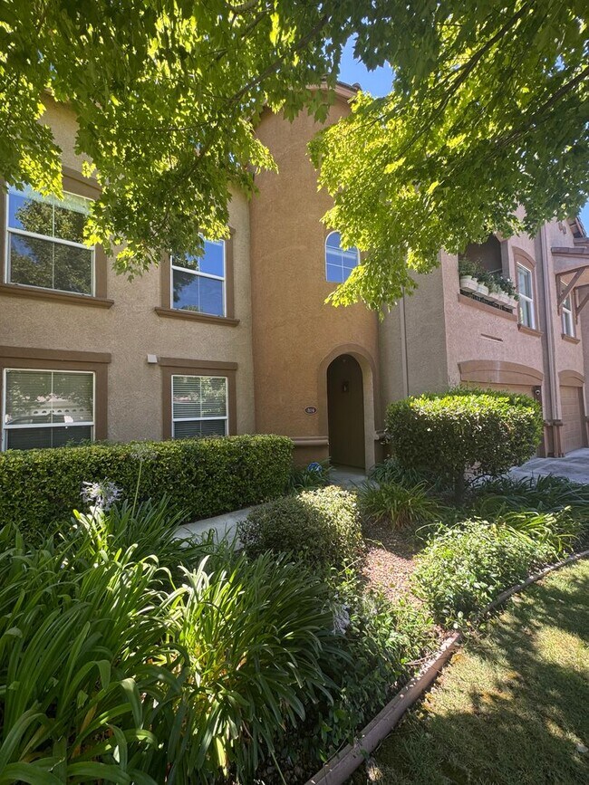 Building Photo - 2 bedroom | 2 bathroom | Upstairs loft | L...