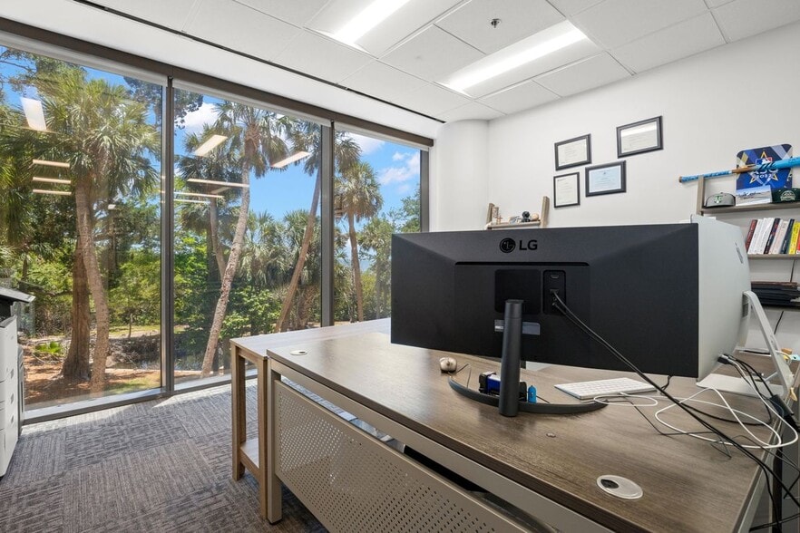Building Photo - 2701 N Rocky Point Dr