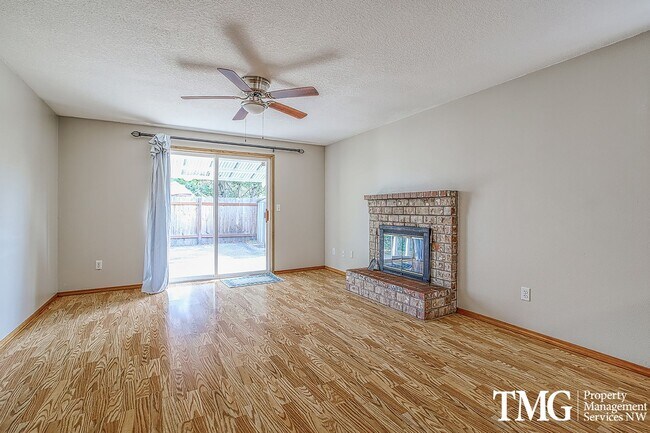 Building Photo - Large Ranch-style home with 3 Bed 2 Bath i...