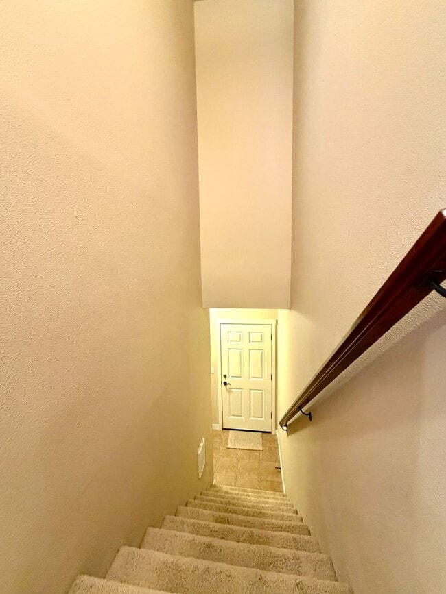 Building Photo - **FREE TWO WEEKS RENT** Sophisticated Beaverton Townhome with Multiple Floor Spacious Layout- Gre...