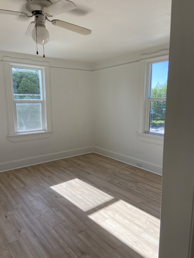 Building Photo - Spacious 3 bed 1 bath, bright & cheery apa...