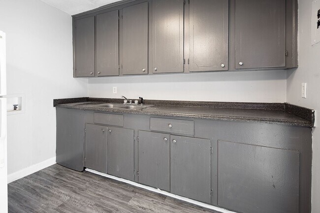 Building Photo - Spacious, affordable two bedroom townhouse in a great location in Charlotte!