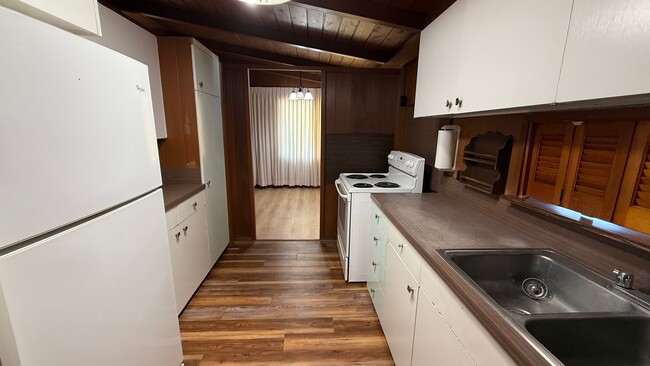 Building Photo - 3 Bed 1.5 Bath in the Beautiful Palisades