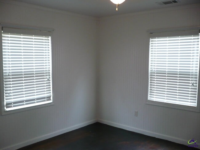 Building Photo - 1325 Laura Ave