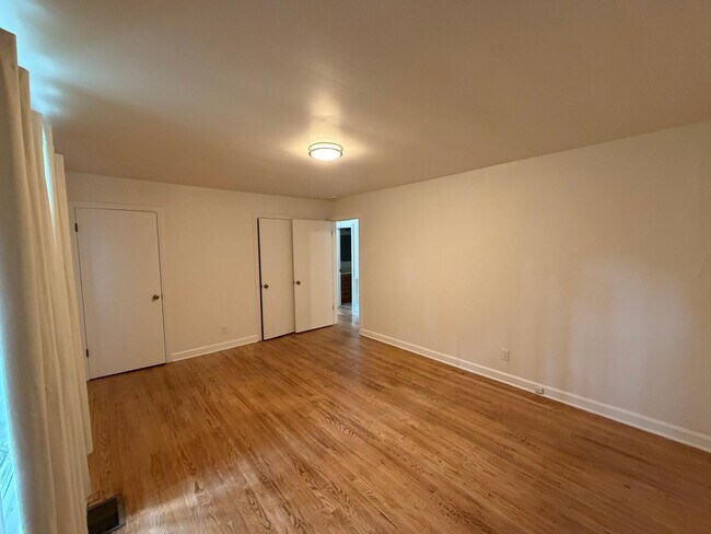 Building Photo - 2 bedroom, 1 bath home near Harding Place