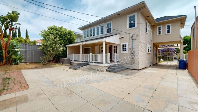 Building Photo - Charming 4-Bedroom Home in Wilshire Park HPOZ – Private Decks, Backyard & Garage!