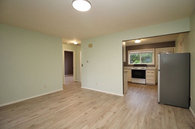 Building Photo - 224 NE 127th Ave