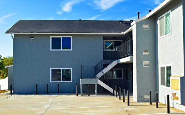 Building Photo - 2BR, 1BA Apartment Unit - Open Floor Plan, No Carpet , Double Pane Windows, and 1 Assigned Parkin...