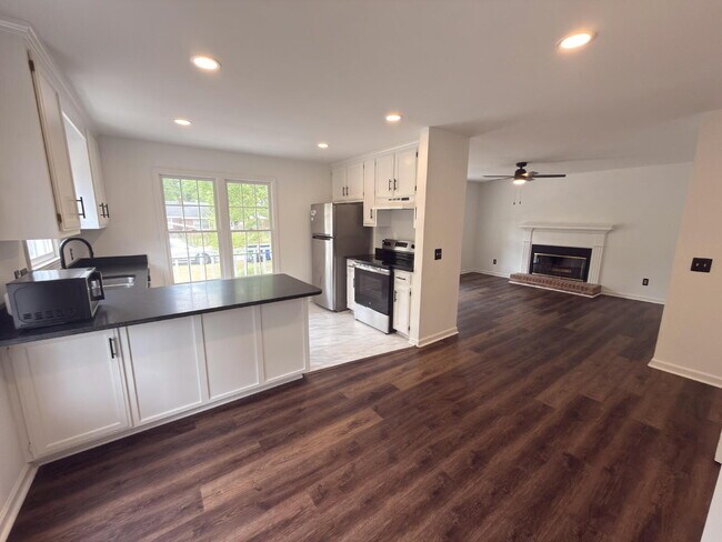Building Photo - Move-In ready-Rosewood 3BR w/ Fenced Yard + Pet Friendly