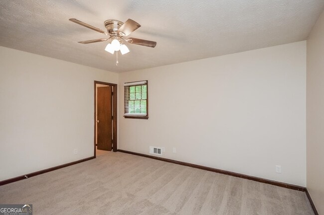 Building Photo - 2245 Pinewood Dr