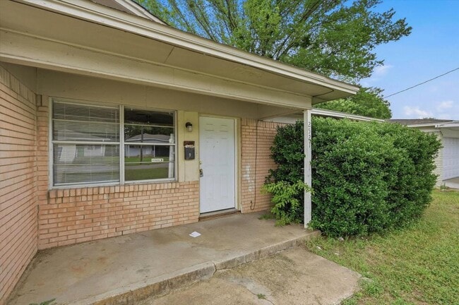 Building Photo - 2521 Hickory St