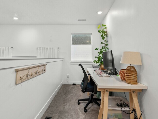 Building Photo - 627 S Meade St