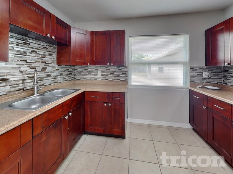 Building Photo - 1707 W Hanlon St