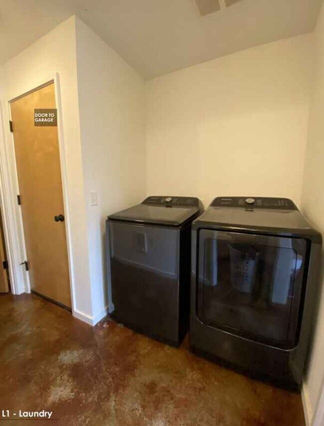 Building Photo - Modern Design 2 Bed/ 2.5 bath 3 Level Cond...