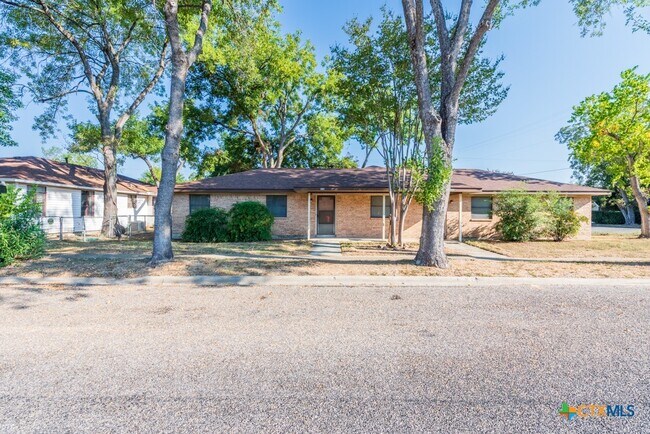 Primary Photo - 319 E Bowie St