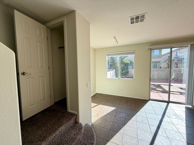 Building Photo - 2 bedroom townhome with back yard in Boulder Ranch