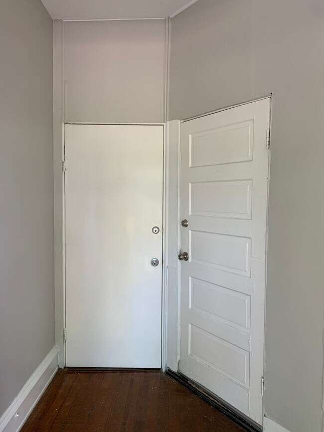 Building Photo - Updated apartment in the Fan!
