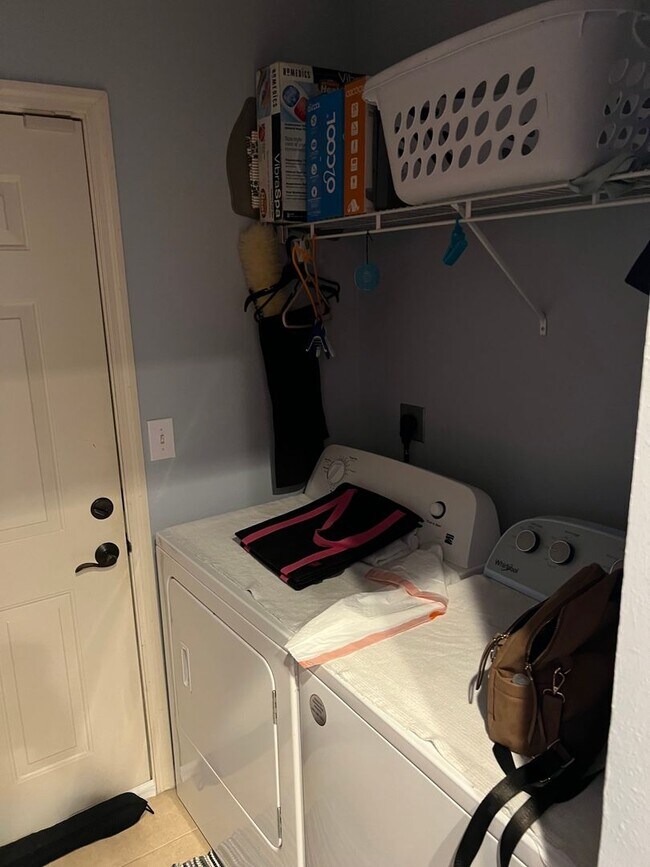 Building Photo - 2 Bed 2.5 Bath