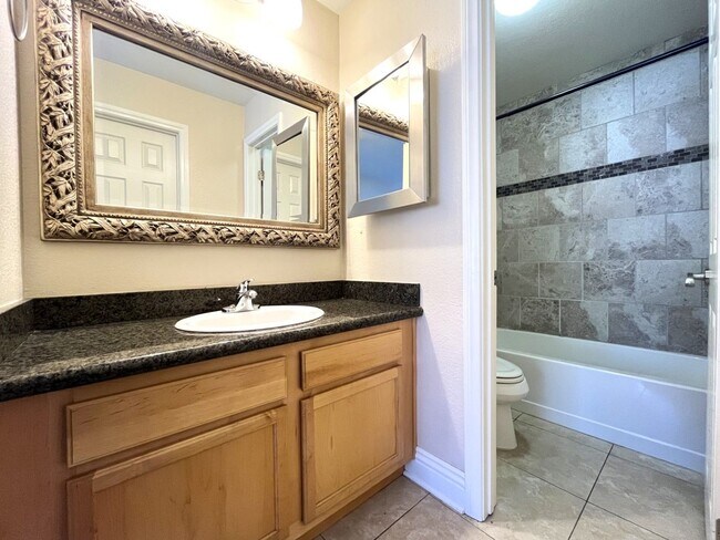 Building Photo - 2 bed, 2 bath located in Corona, CA!