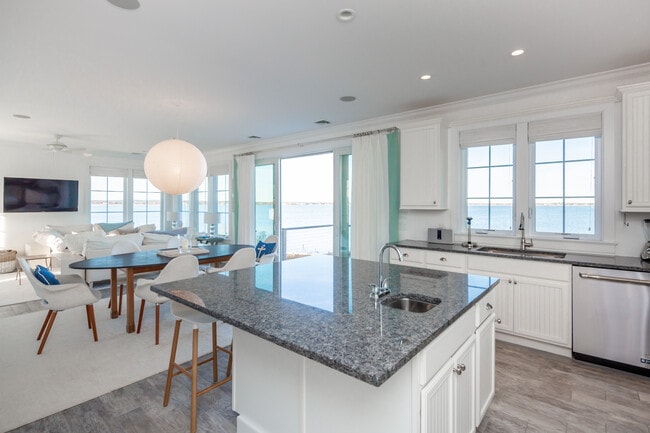 Building Photo - 1025 Flying Point Rd