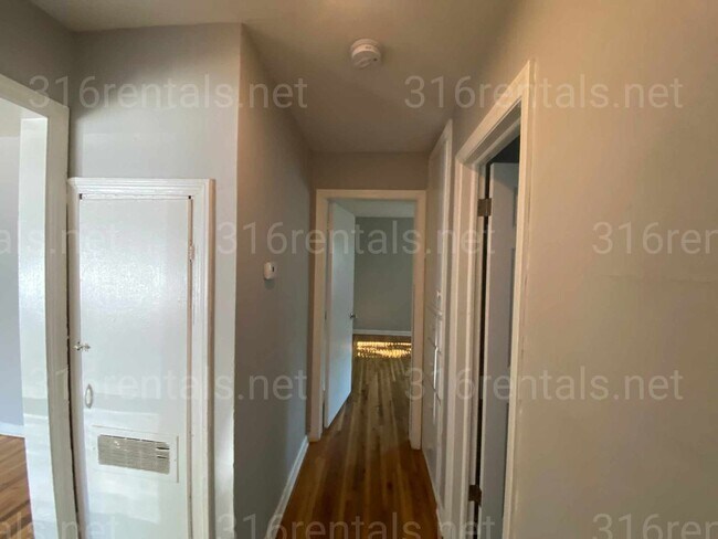 Building Photo - $795- 2 bed 1 bath - Spacious Duplex
