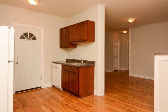 Building Photo - 6265 W Cornelia Ave