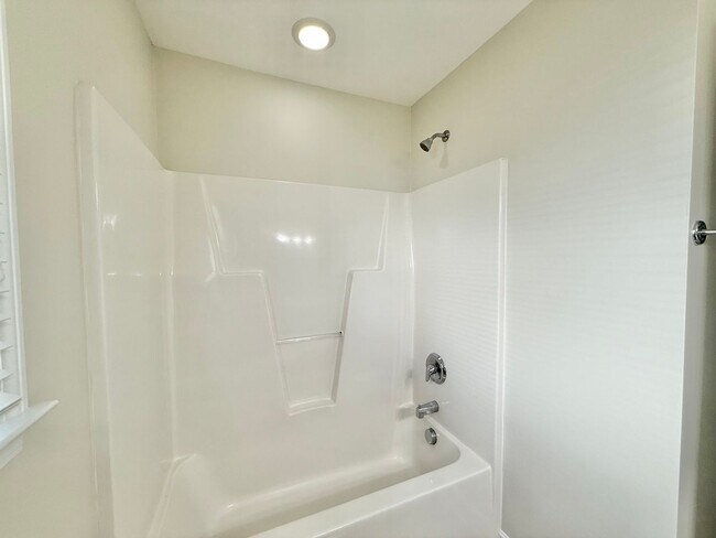 Building Photo - Gorgeous End Unit 3BD, 2.5BA Raleigh Townhome in a Prime Location Near Triangle Town Center, Poyn...