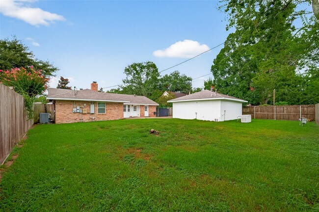 Building Photo - 8210 Edgemoor Dr